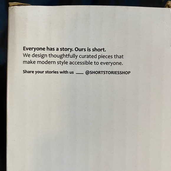 Short Stories Modern Square Plates, set of 4 - Picture 4 of 6